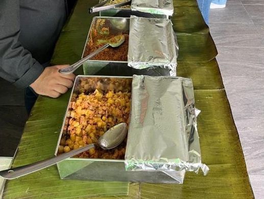 Charolas de buffet sobre hojas de plátano