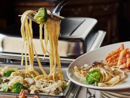 Pasta servida en charolas de buffet