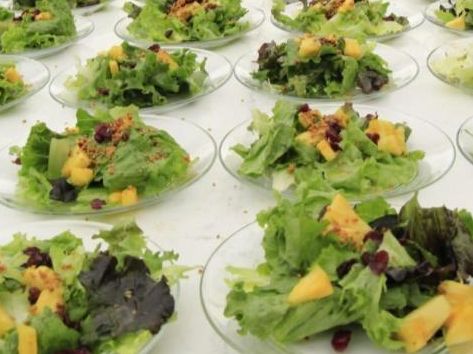 Ensaladas emplatadas con lechugas y fruta