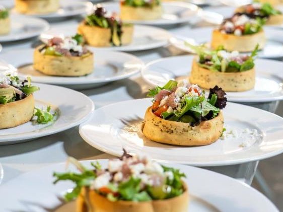 Entradas emplatadas en tartaletas con ensalada