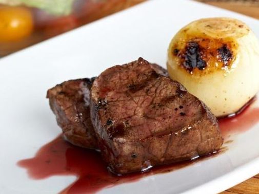 Filete de res con salsa y cebolla asada