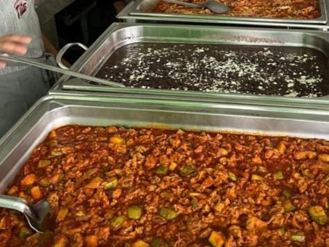Charolas con guisados listos para servir