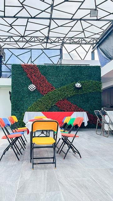 Muro verde decorativo en el área techada
