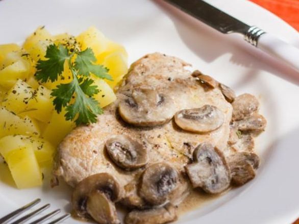 Plato fuerte de pollo con salsa de champiñón y papas