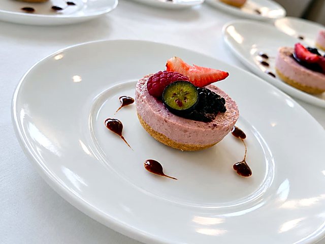 Cheesecake de frutos rojos en un plato blanco