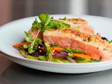 Filete de salmón con verduras