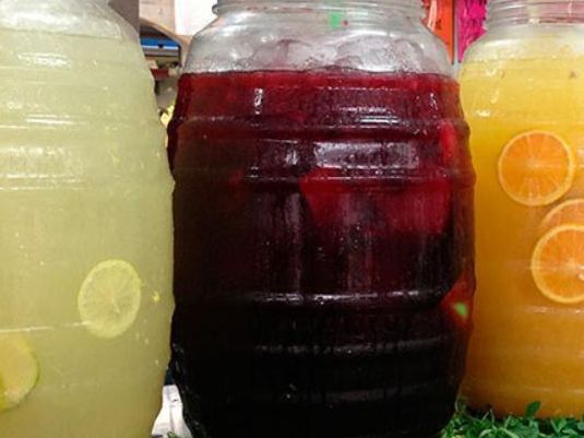 Aguas frescas de limón, jamaica y naranja