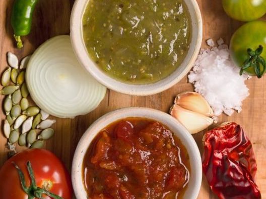 Salsas verde y roja con chiles, cebolla y jitomate